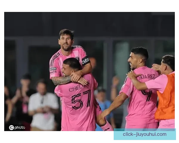 梅西迈阿密国际首秀双响引爆全场球迷热情